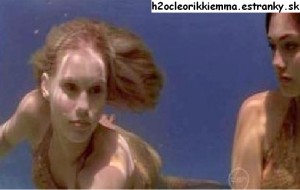 emma +cleo pod vodou.jpg
